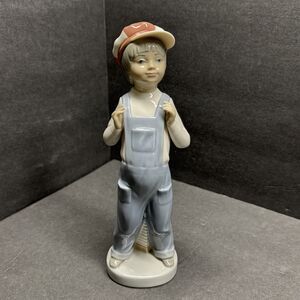 Lladró Porcelain Boy with Cap Figurine Glossy People Theme Collectible Sculpture